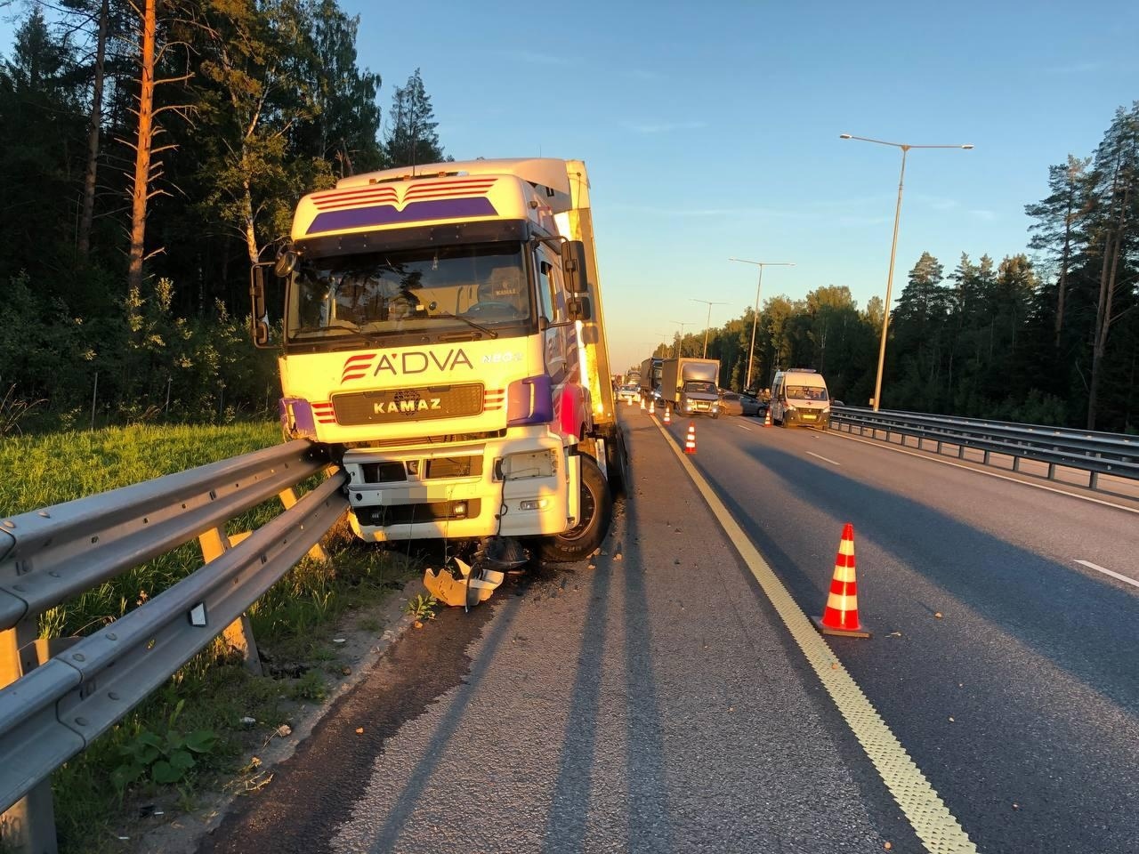 На М11 в Тверской области КАМАЗ задавил вышедшего из легковушки водителя |  12.08.2022 | Тверь - БезФормата