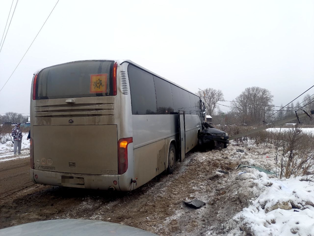 В Твери на Дорошихе легковушка заехала под автобус — водитель погиб |  10.12.2022 | Тверь - БезФормата