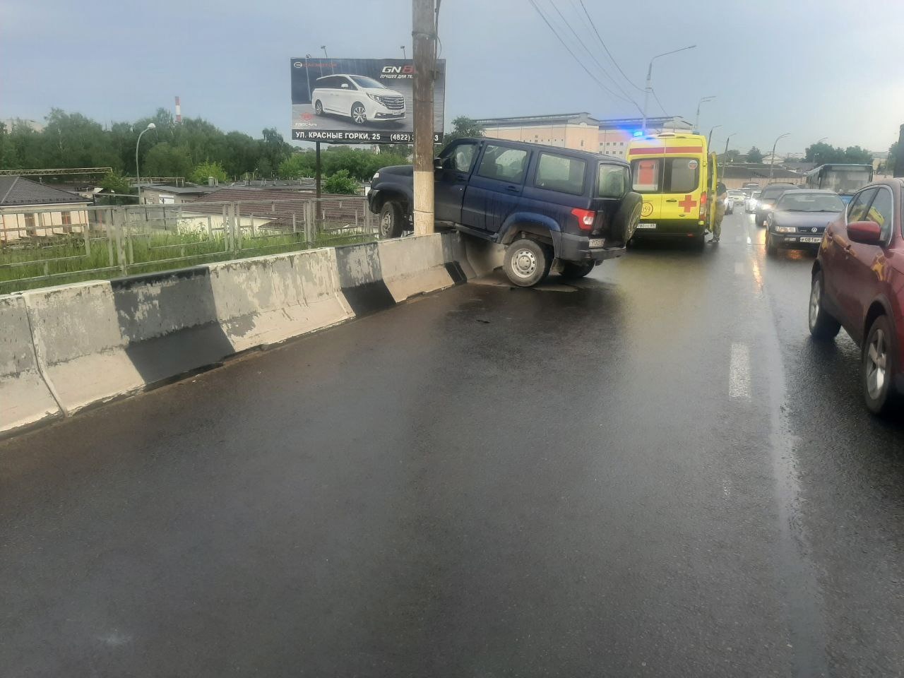 В Твери на Восточном мосту УАЗ забрался на ограждение и задел пешехода |  09.06.2022 | Тверь - БезФормата