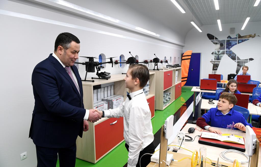 Игорь Руденя в одном из «Кванториумов» в Тверской области