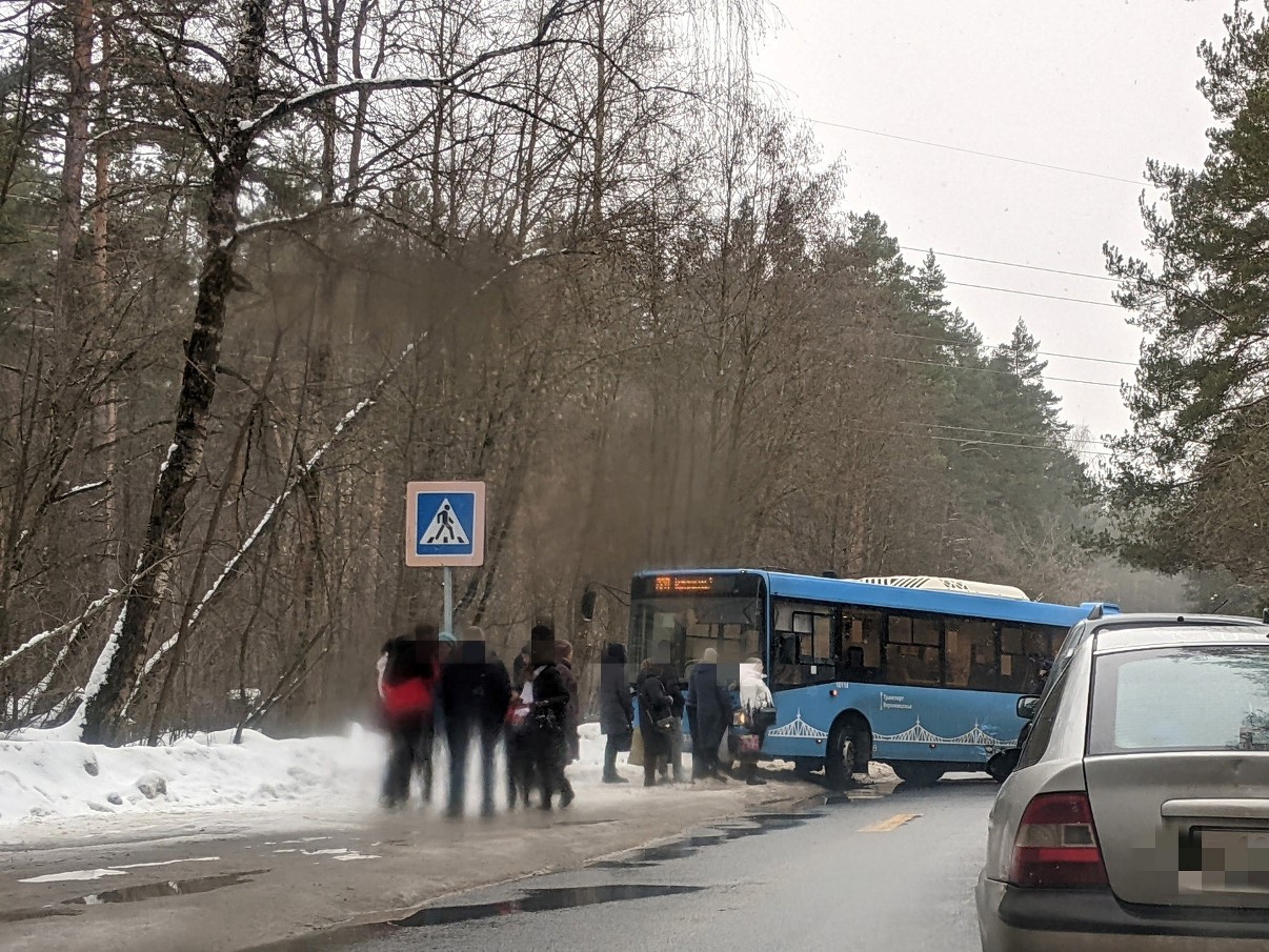 В Твери на Сахаровском шоссе столкнулись автобус и легковушка | 04.03.2023  | Тверь - БезФормата