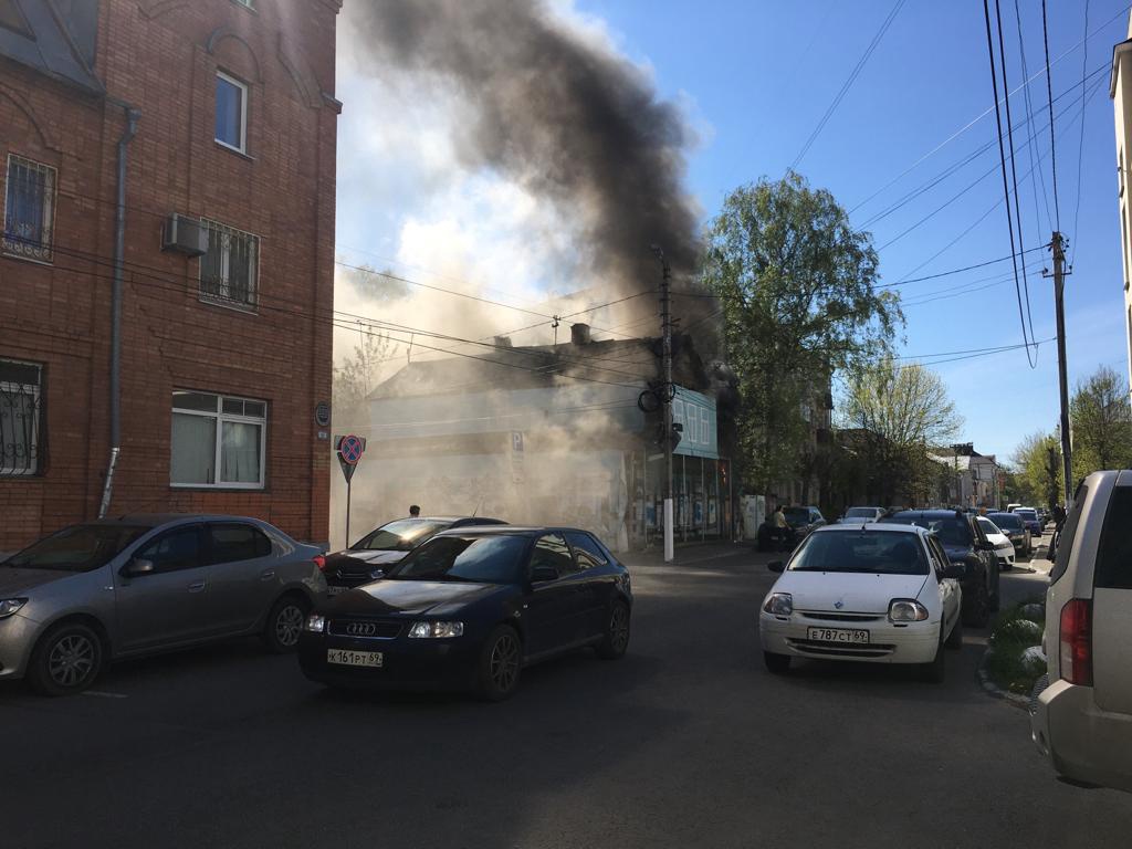 В Твери горит старинный дом на улице Желябова | 23.05.2022 | Тверь -  БезФормата