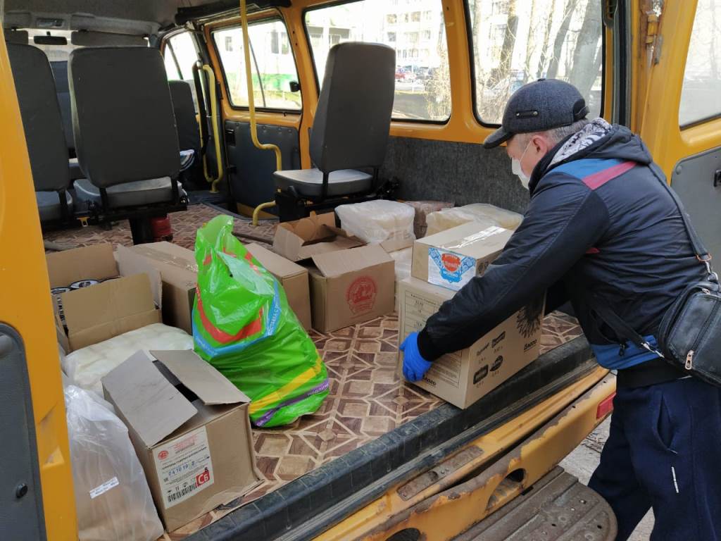 Благотворительный фонд передал еду жильцам карантинного дома в Тверской области