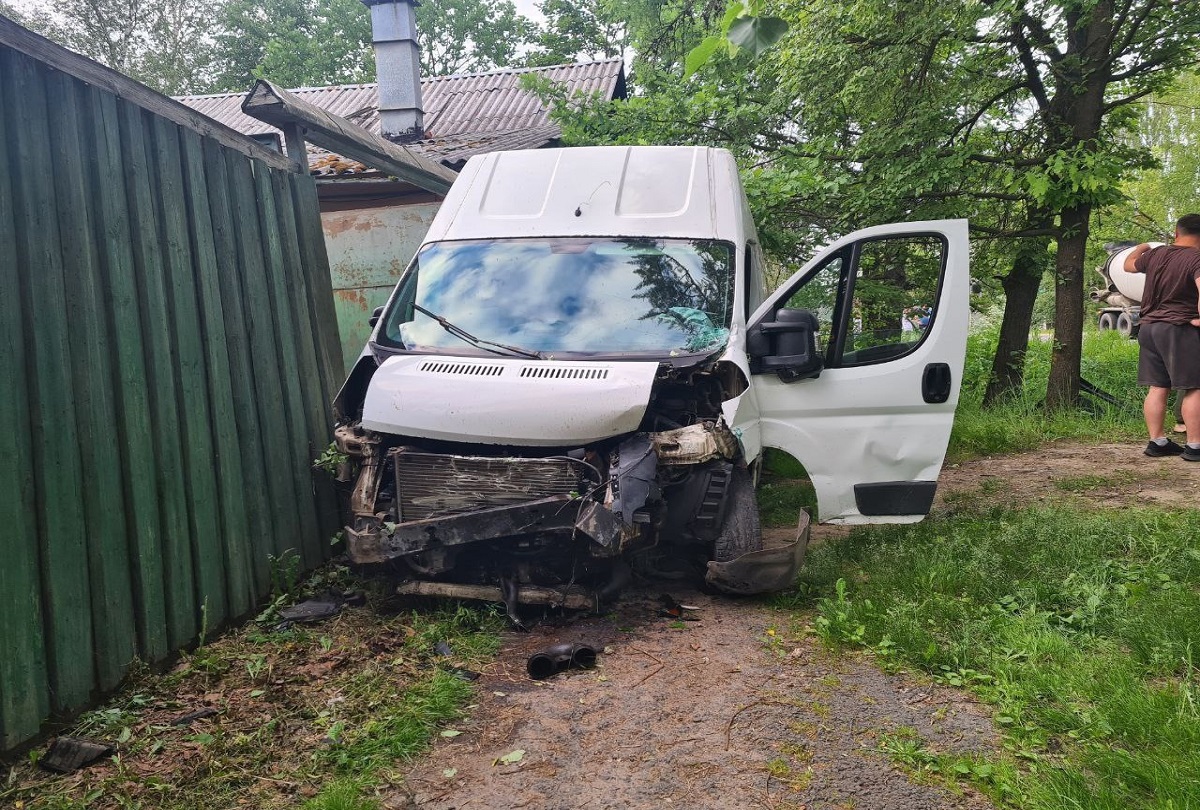 В Твери произошла авария с участием трех автомобилей, один из которых был припаркован