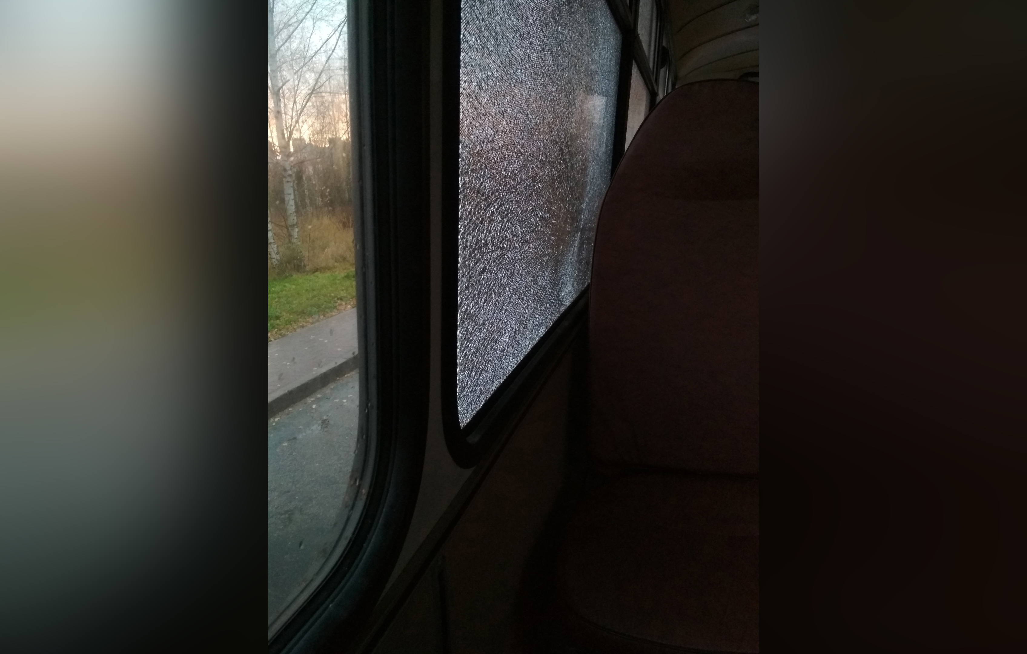 Пассажиров автобуса в Твери напугали разбитые стекла