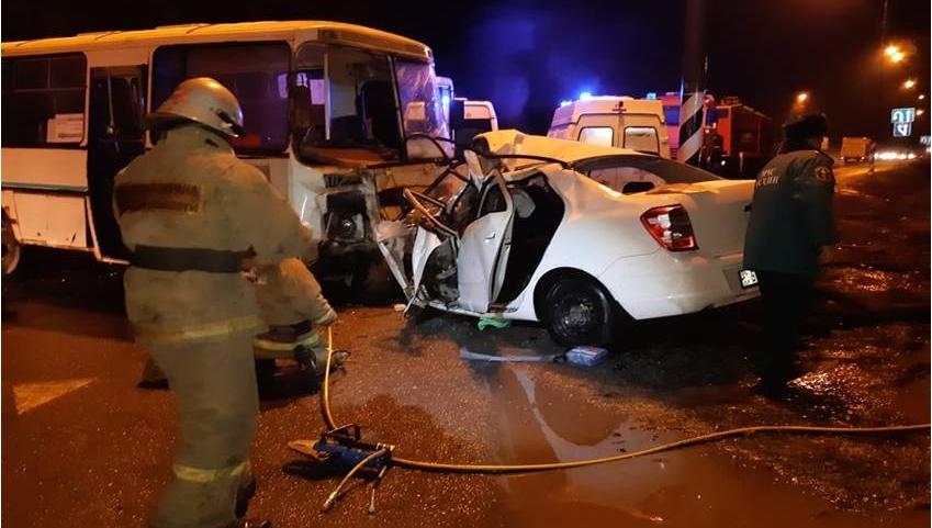 В Тверской области в столкновении автобуса и легковушки погиб человек, двое пострадали