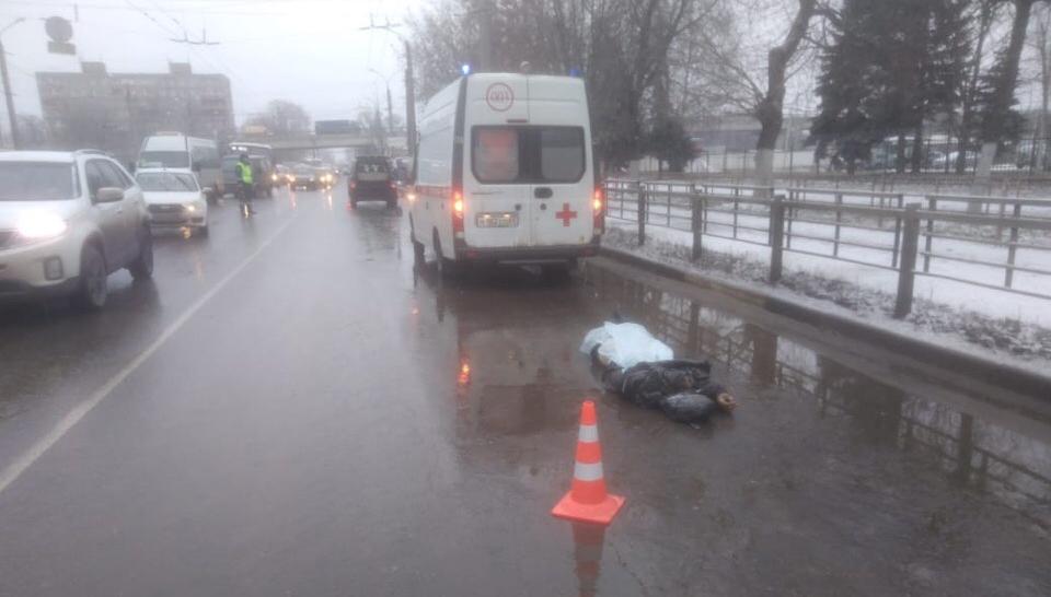В Твери у автовокзала иномарка насмерть сбила пешехода
