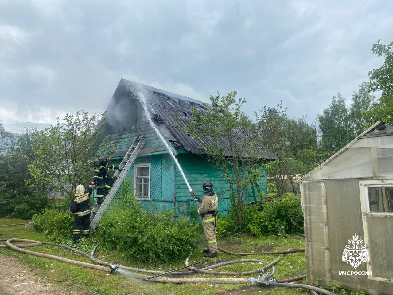 В Бежецке пожарные потушили дачный дом