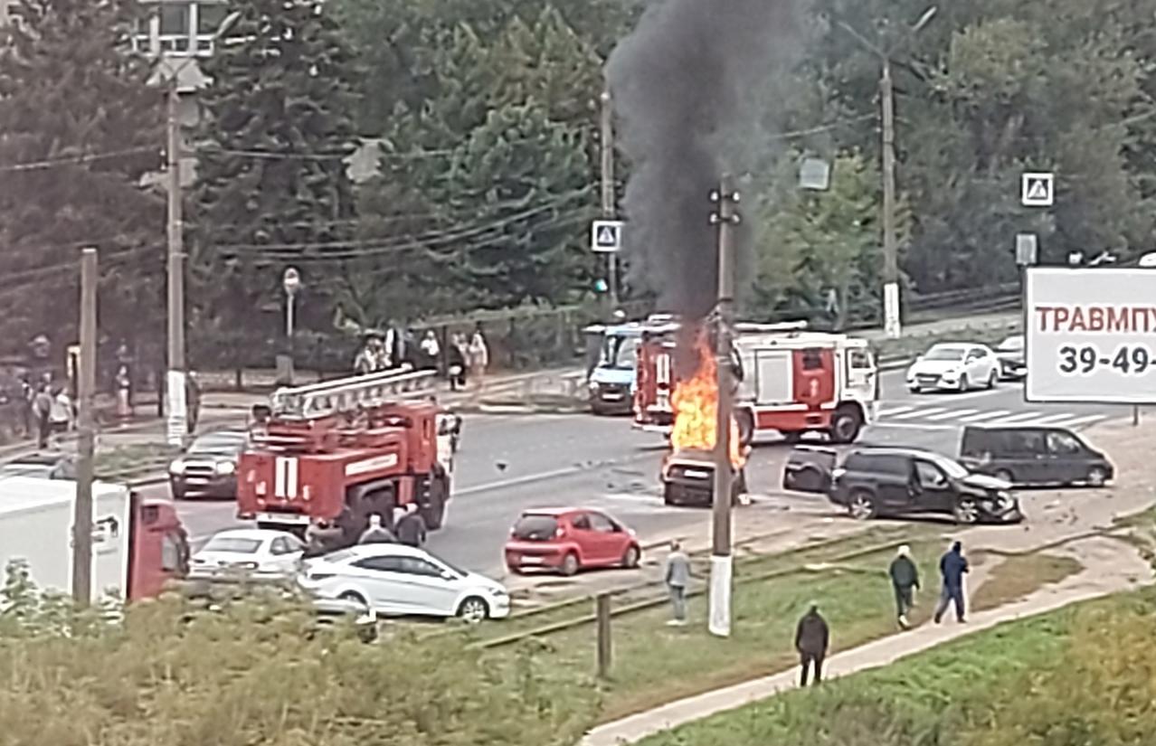 Видео смертельного ДТП в Твери поясняет, как водитель оказался на встречке