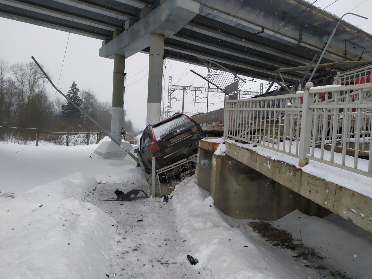 «Я подумал, что рухнул мост». Очевидец рассказал о ДТП с упавшим на железную дорогу автомобилем