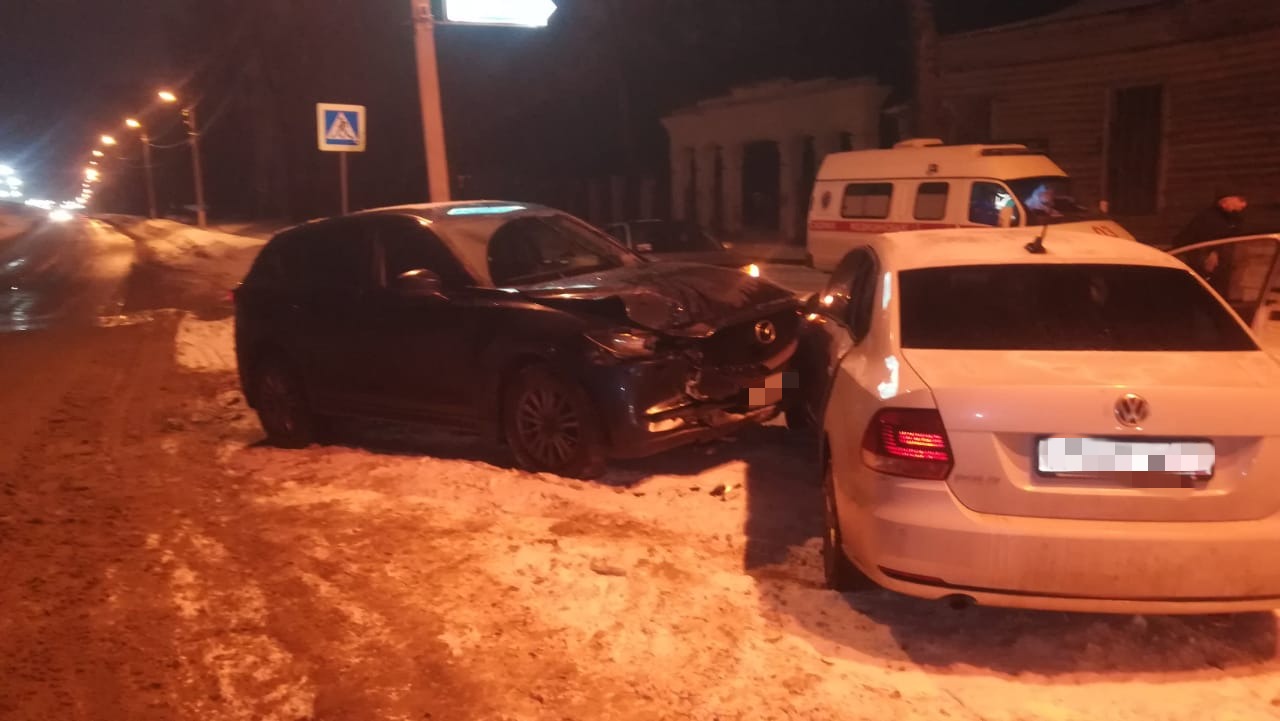 В Твери при выезде на главную дорогу водитель легковушки спровоцировал ДТП