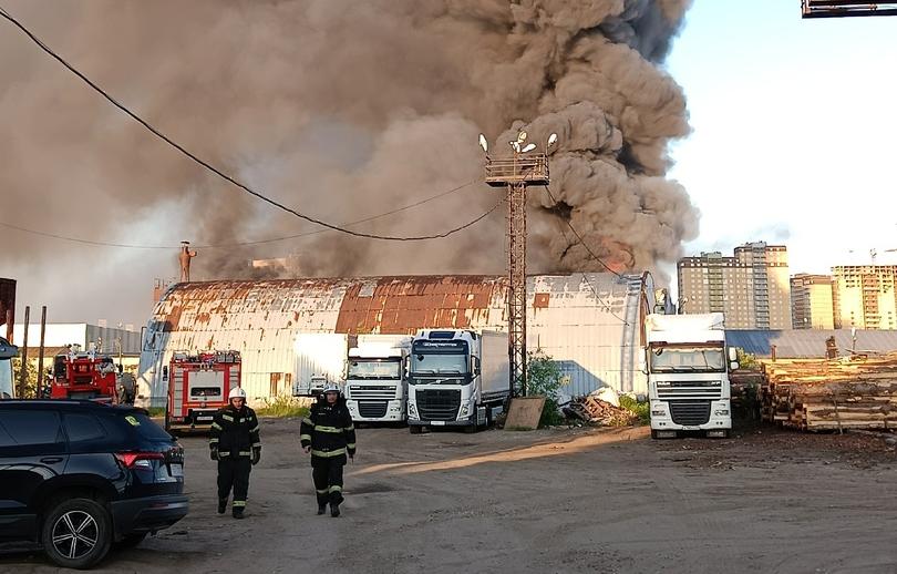 Ангар на Бригадной в Твери тушили отделения 4 пожарных частей
