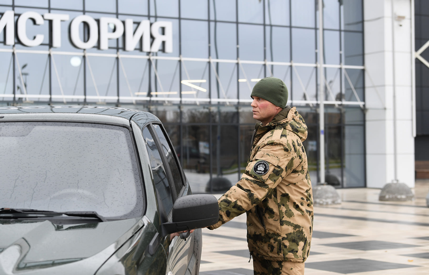 По поручению губернатора Игоря Рудени танковому батальону «Волга» в зону СВО переданы новый автомобиль и зимняя экипировка