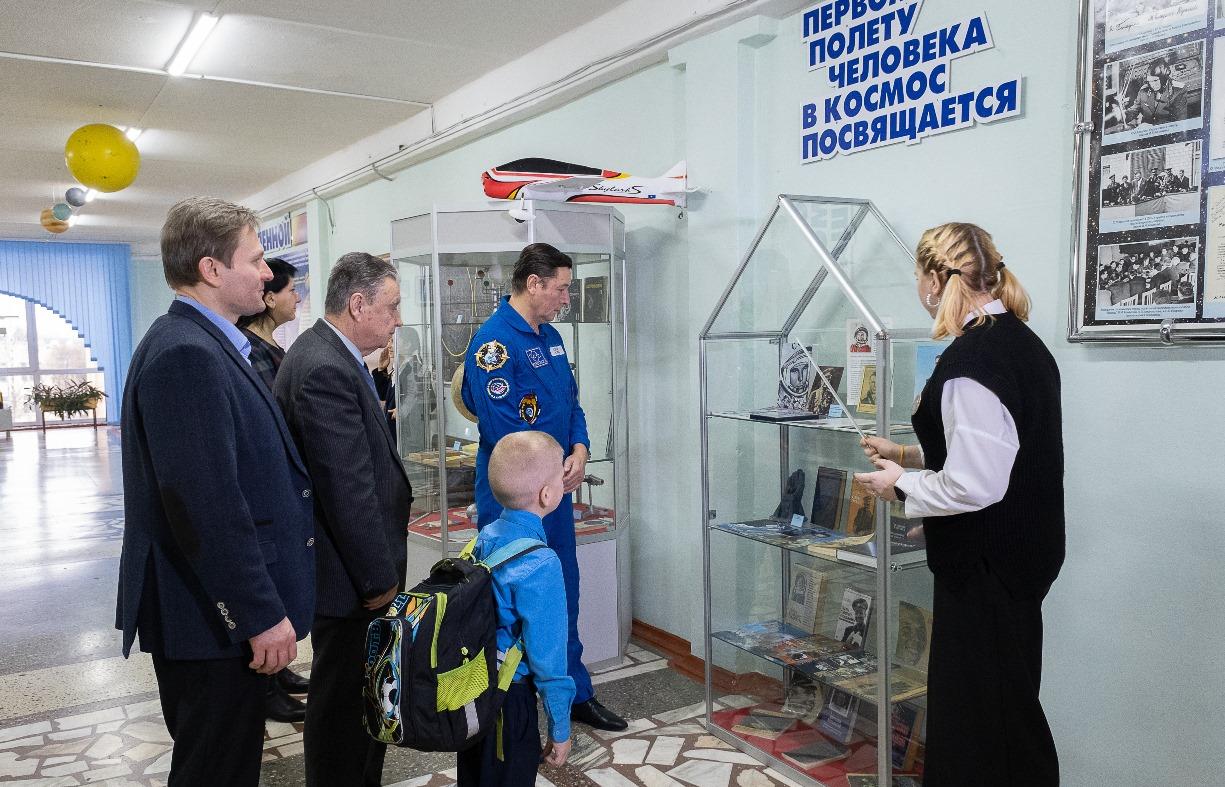 В Удомле отметили 90-летие летчика-космонавта Олега Макарова
