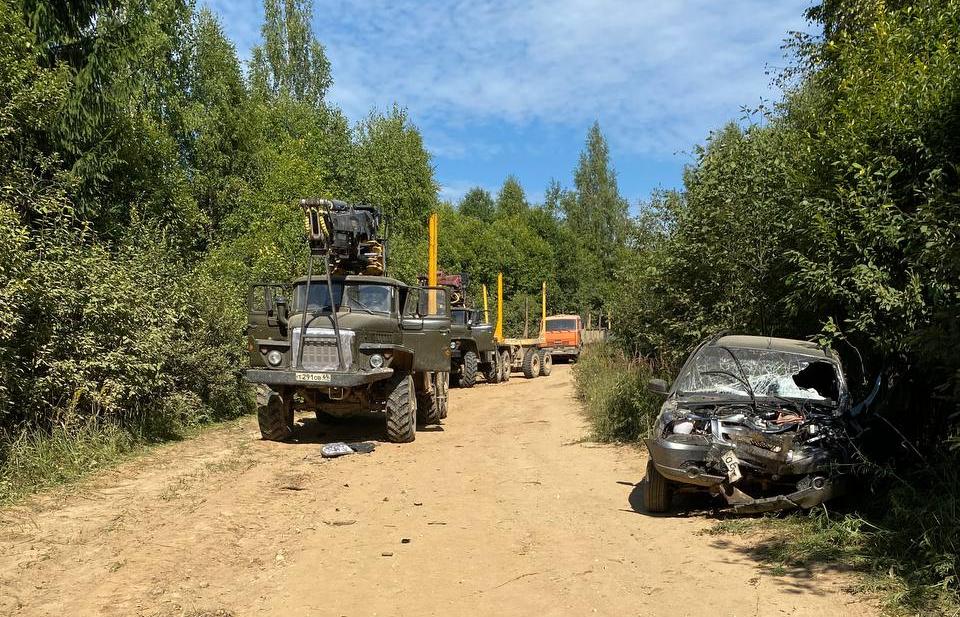 Водитель легковушки пострадал в столкновении с лесовозом в Тверской области - новости Афанасий