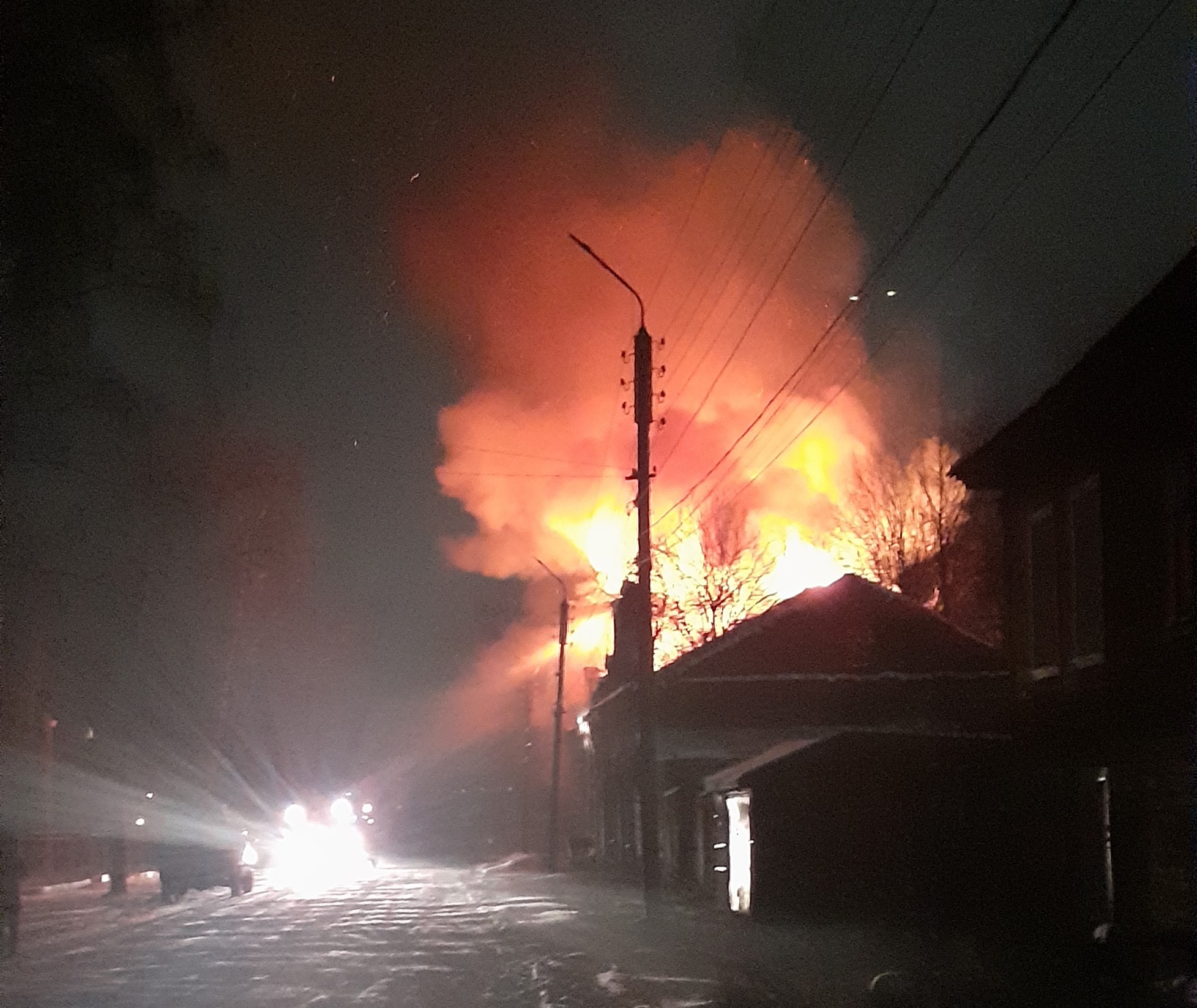 Произошли пожары в городе. Пожар в Тверской области. Огонь сильный пожар. Пожар в Тверской области горел лес. Серьёзный пожар.