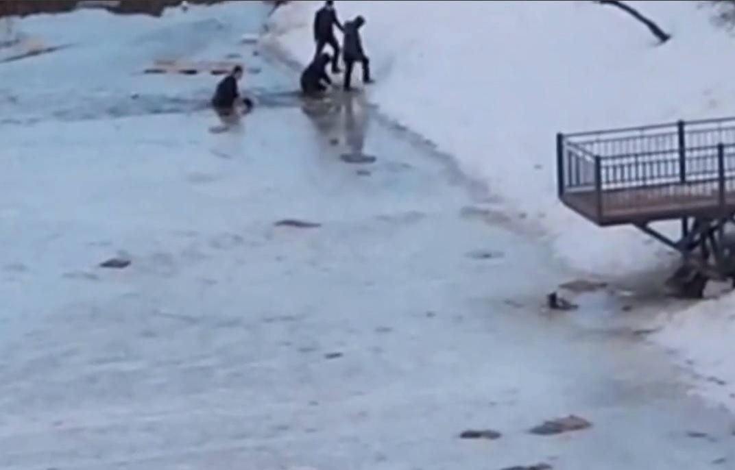 В Твери в Брусилово подростки проверяли лед на ручье и провалились