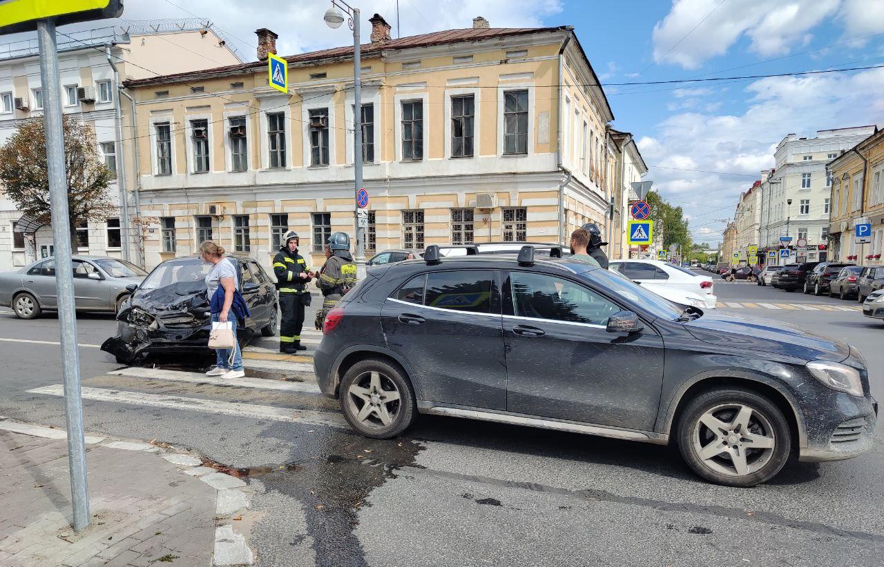 В тройном ДТП в центре Твери пострадали три человека