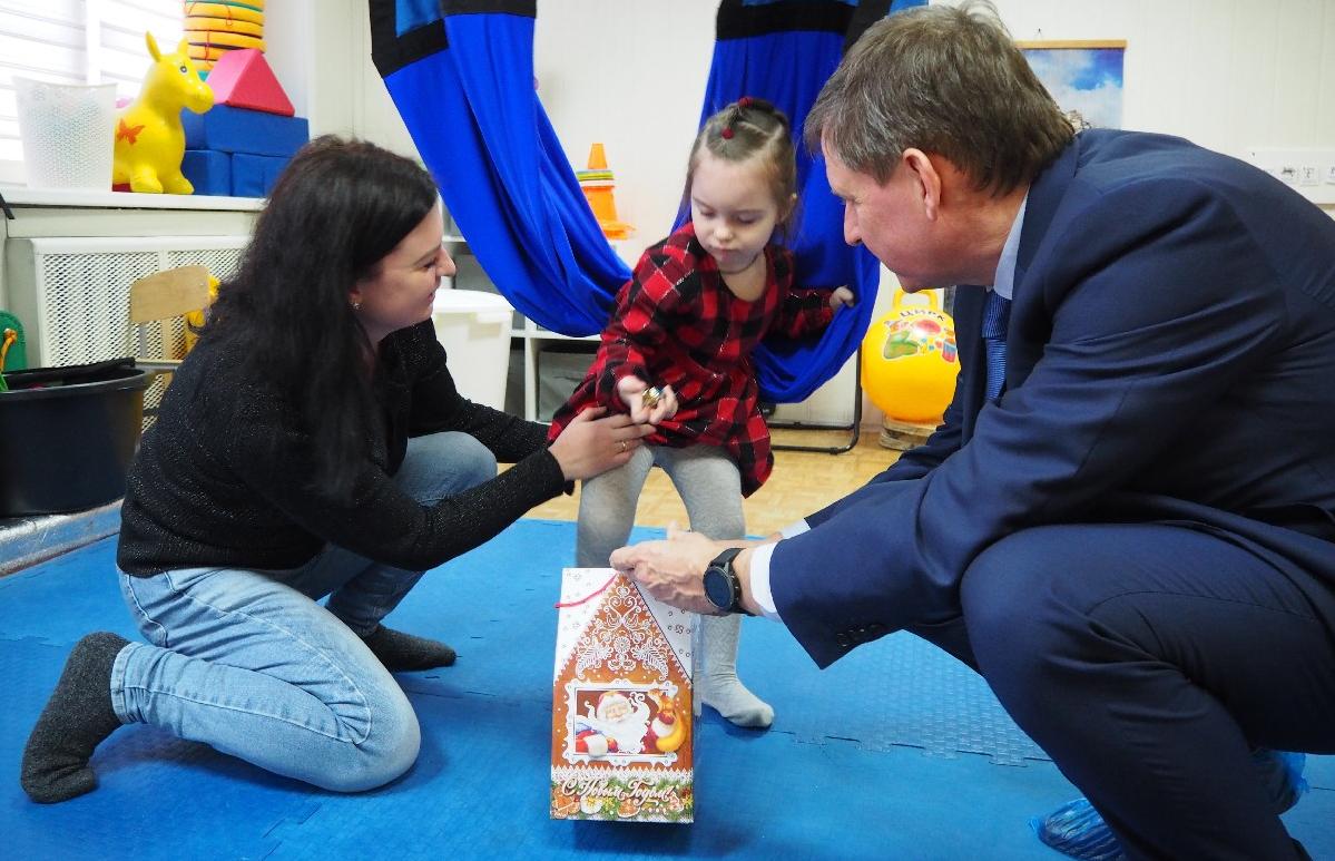 Сенатор Андрей Епишин исполнил новогоднюю мечту четырехлетней Анны из Тверской области - новости Афанасий
