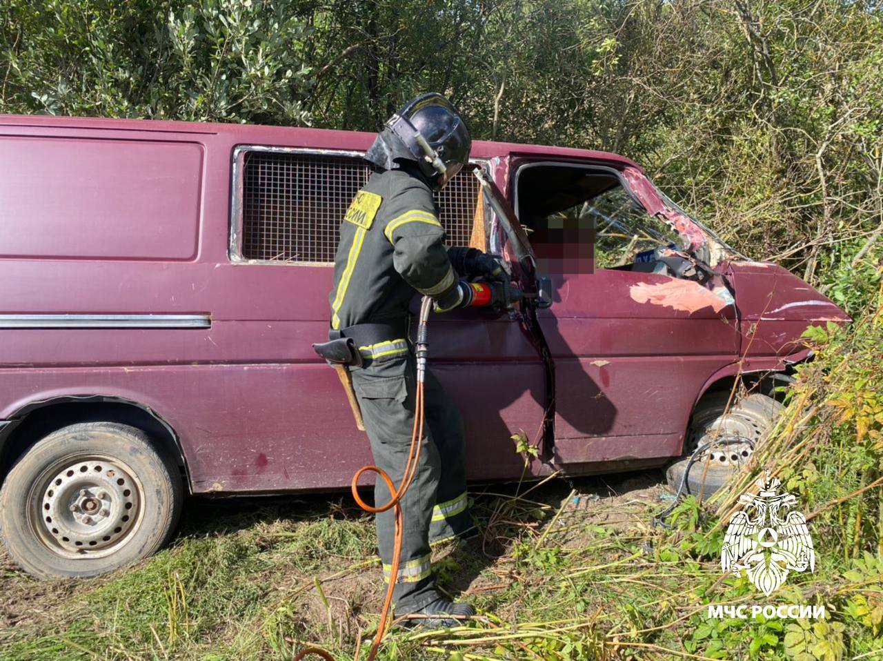 Под Тверью из съехавшего в кювет автомобиля спасатели МЧС доставали пассажира