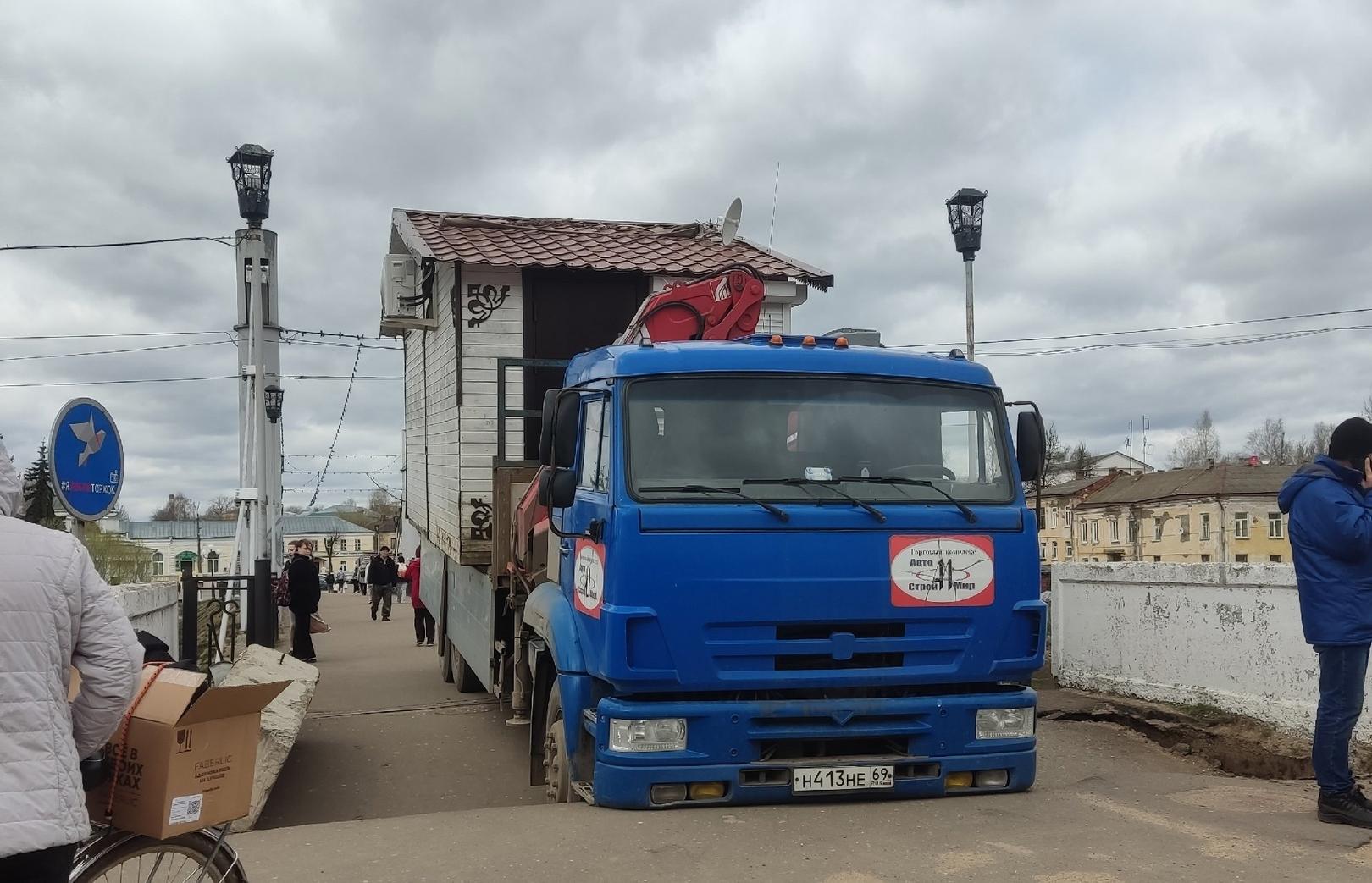 В Торжке под грузовиком с ларьком просел мост – Новости Твери и городов  Тверской области сегодня - Afanasy.biz – Тверские новости. Новости Твери.  Тверь новости. Новости. Новости сегодня. Новости Твери сегодня. Последние