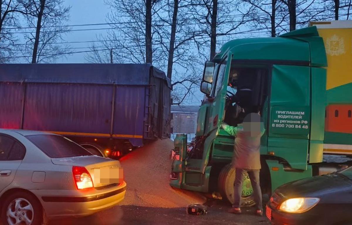 В Твери на Московском шоссе из-за ДТП с фурами образовалась большая пробка