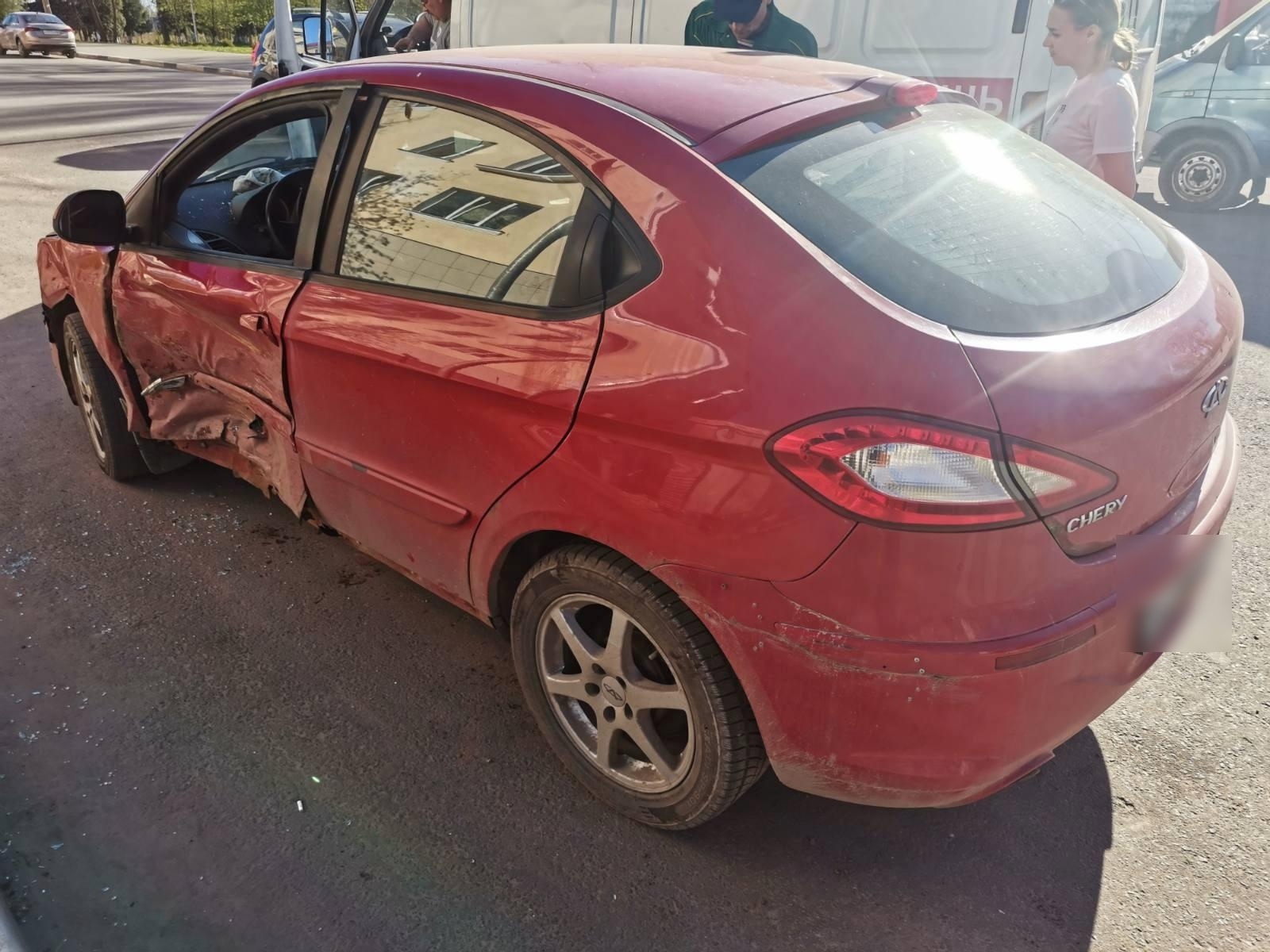 В Ржеве водитель Hyundai получил травмы, не пропустив на перекрестке Chery