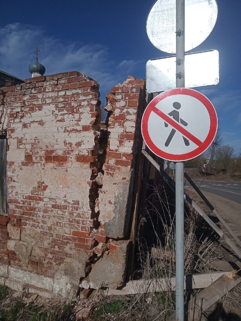 Под Тверью разрушается памятник архитектуры – торговые лавки в селе Васильевском