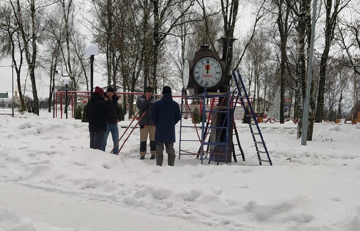 В Бежецке к Новому году появился новый арт-объект – городские часы - новости Афанасий