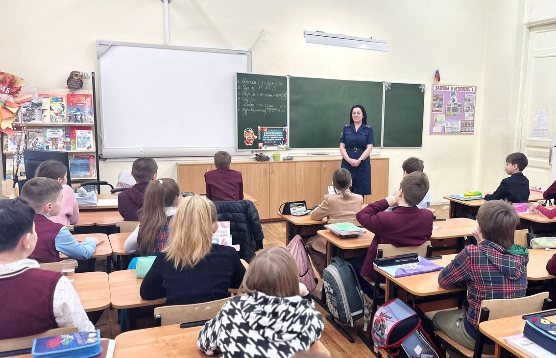 Сотрудник СК проведел профилактический урок в гимназии Твери