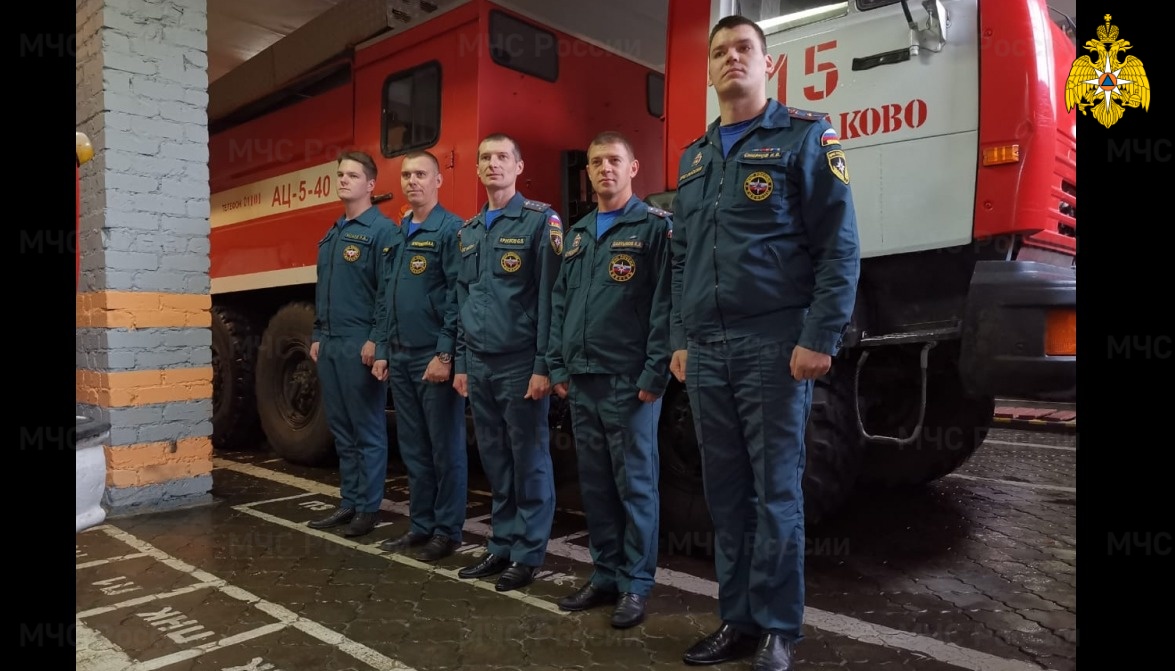 В Тверской области пожарные спасли из горящей квартиры двух человек