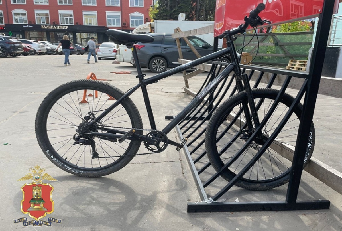 В Твери у работника службы доставки украли велосипед
