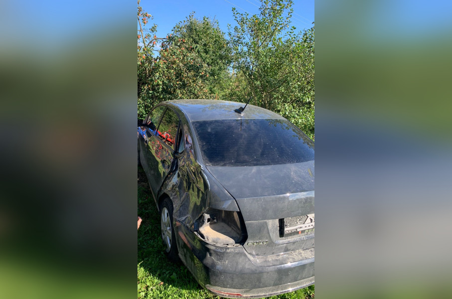 В Твери пьяный автомойщик не смог продать угнанную разбитую машину клиента и спрятался от полиции в диване