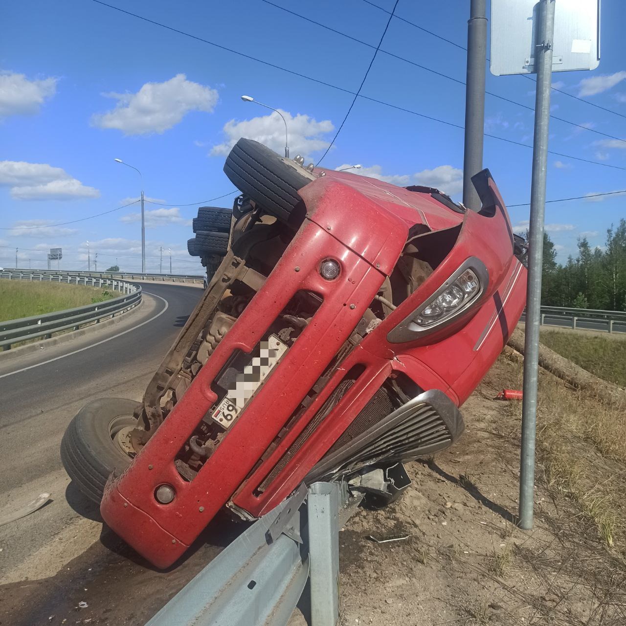 Водитель лесовоза погиб в ДТП в Твери на Старицком шоссе