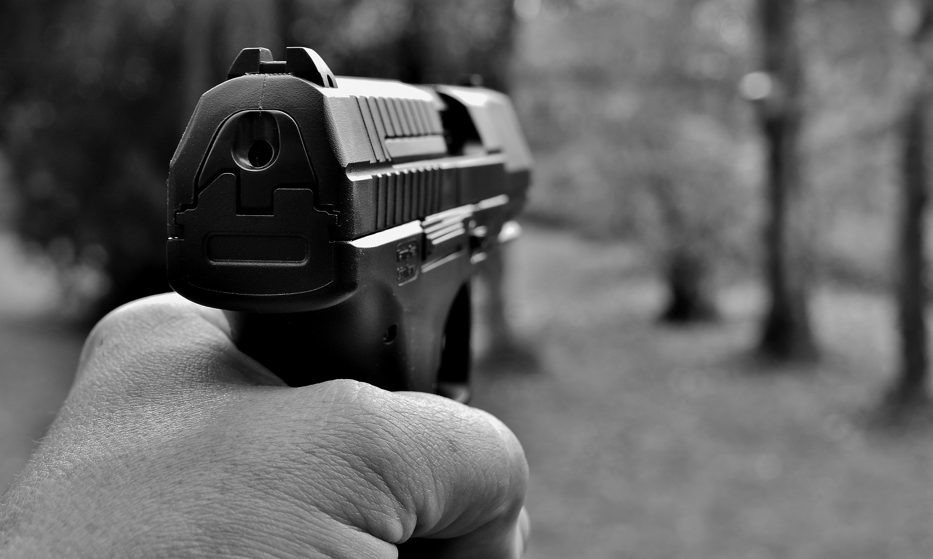 В Тверской области осудили охранника, направившего пистолет в голову водителя