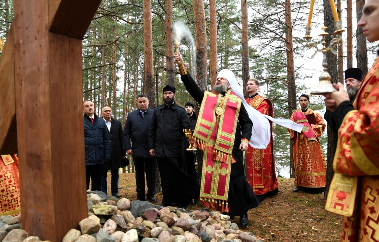 В Тверской области освятили поклонный крест на месте прощания Михаила Тверского с Анной Кашинской