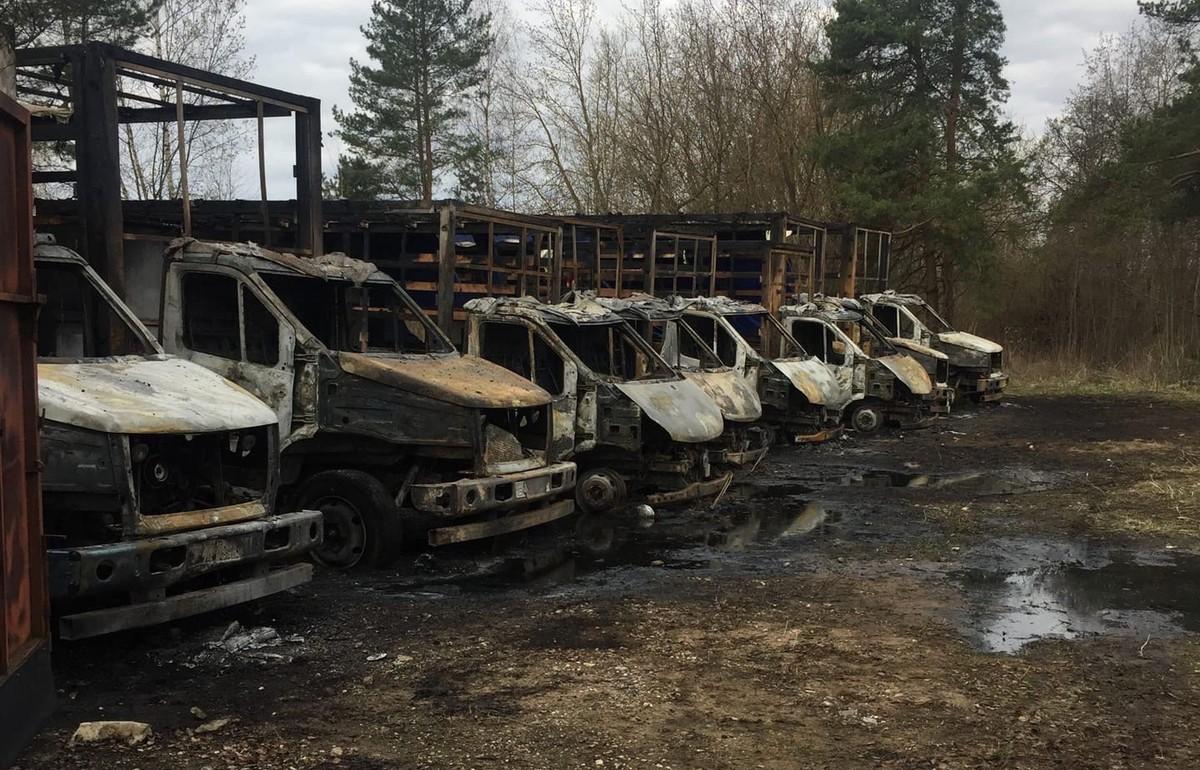 В Твери пожар на парковке уничтожил более 30 грузовых автомобилей