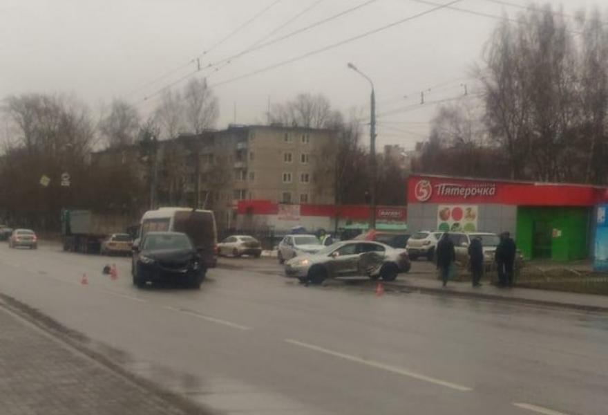 В столкновении двух иномарок в Твери пострадала виновница ДТП