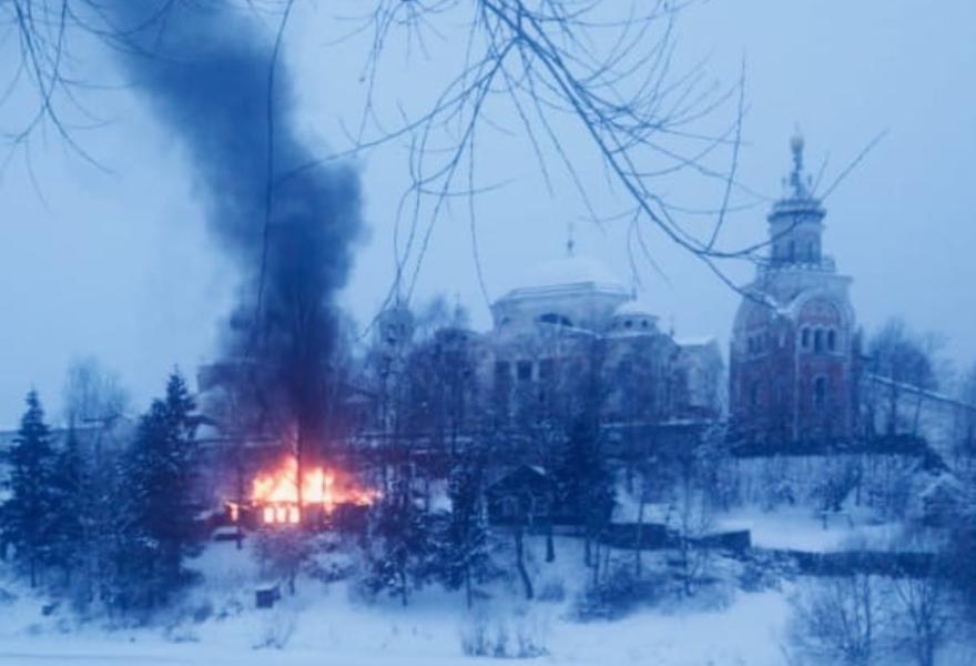 В Торжке рядом с Борисоглебским монастырем горел частный дом