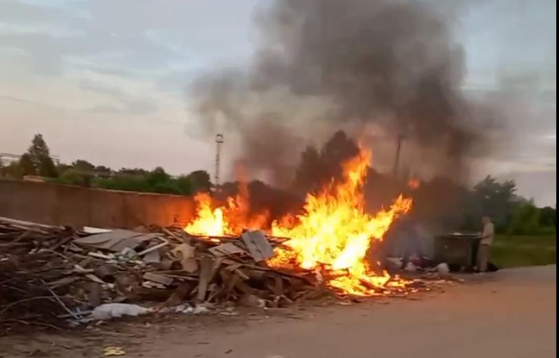 В Лихославле местные жители спасали из пожара мусорные контейнеры: видео