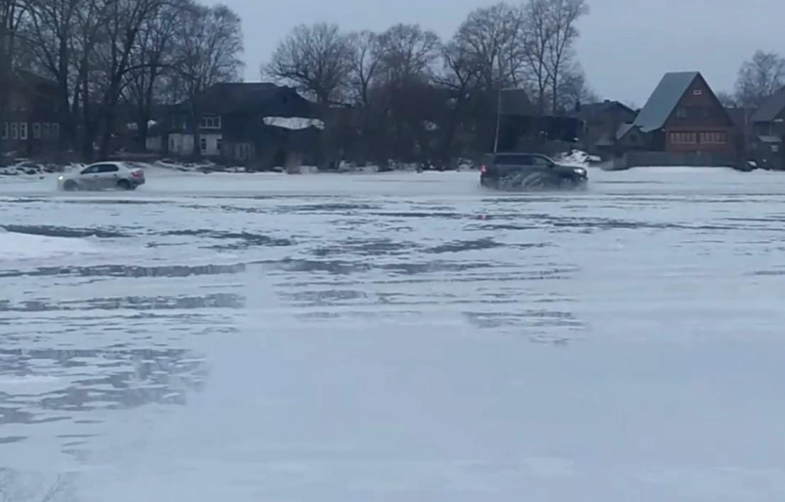 Автомобилисты продолжают рисковать и ездить по льду Селигера в Тверской области