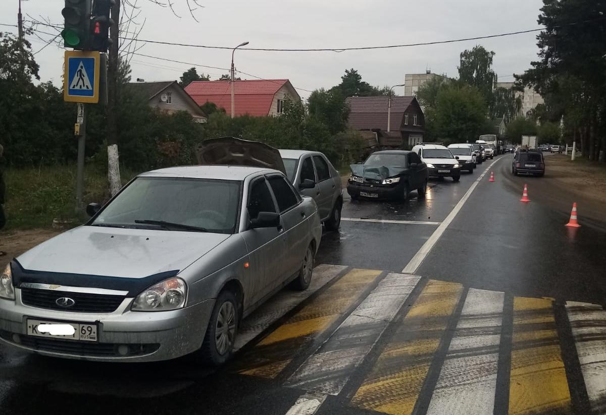 ДТП с тремя легковушками в Твери устроил не имеющий прав водитель