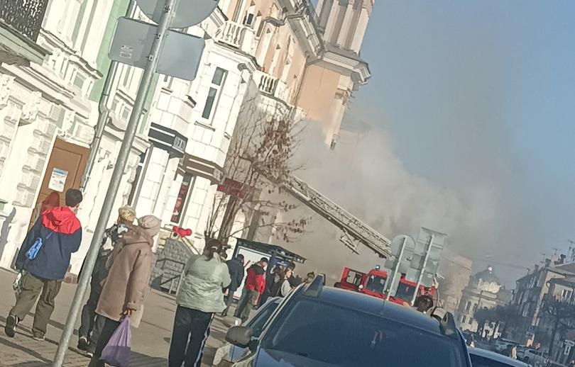 В Твери произошел пожар в здании рядом с ТЮЗом