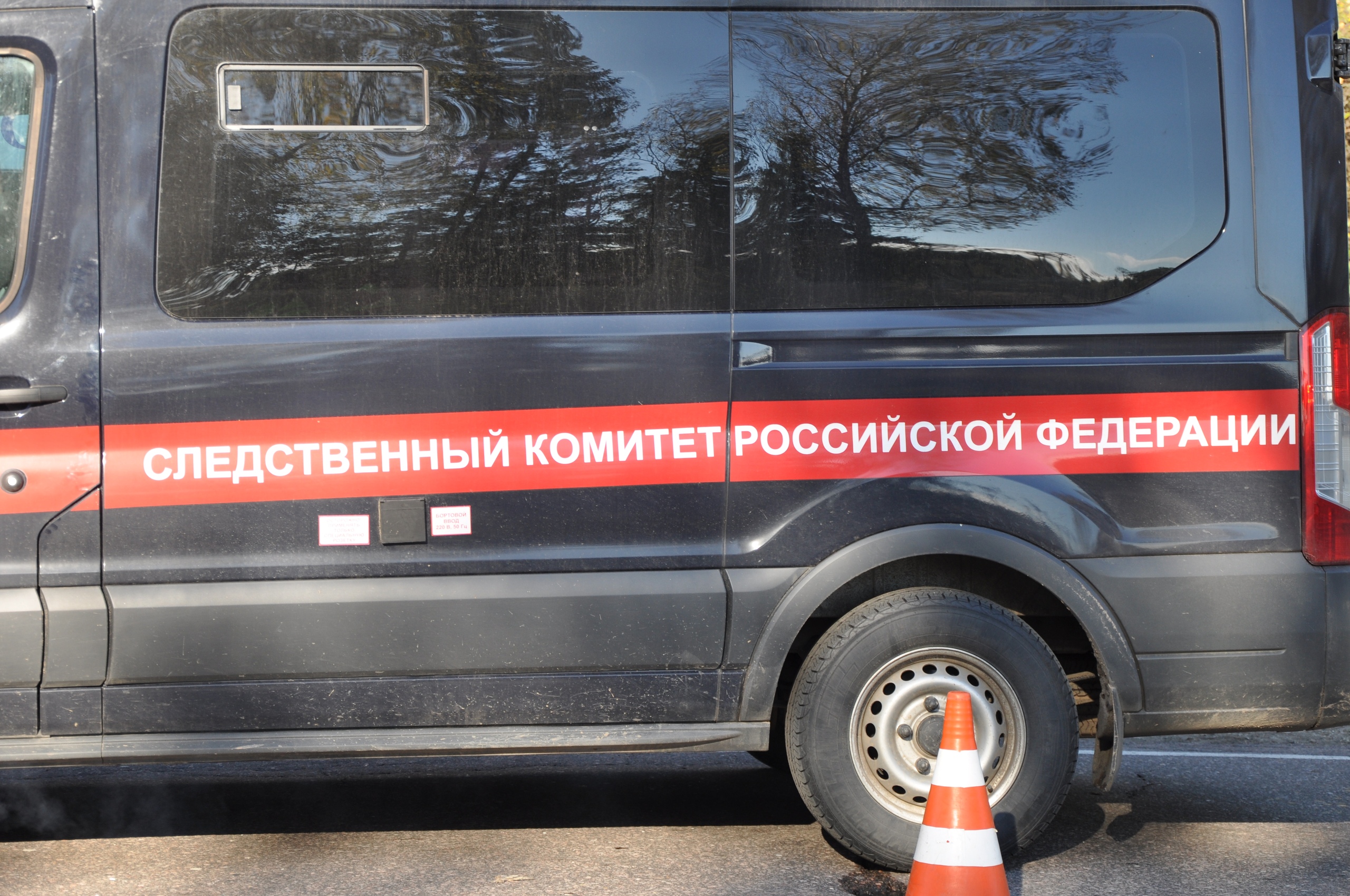 В Тверской области двое подростков пытались угнать чужую легковушку