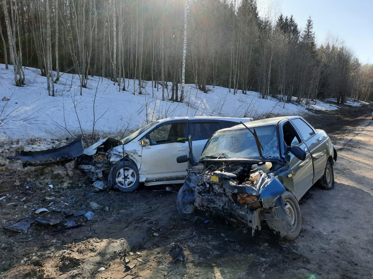 В Тверской области три человека пострадали в ДТП из-за взорвавшегося колеса  легковушки | 20.04.2022 | Тверь - БезФормата