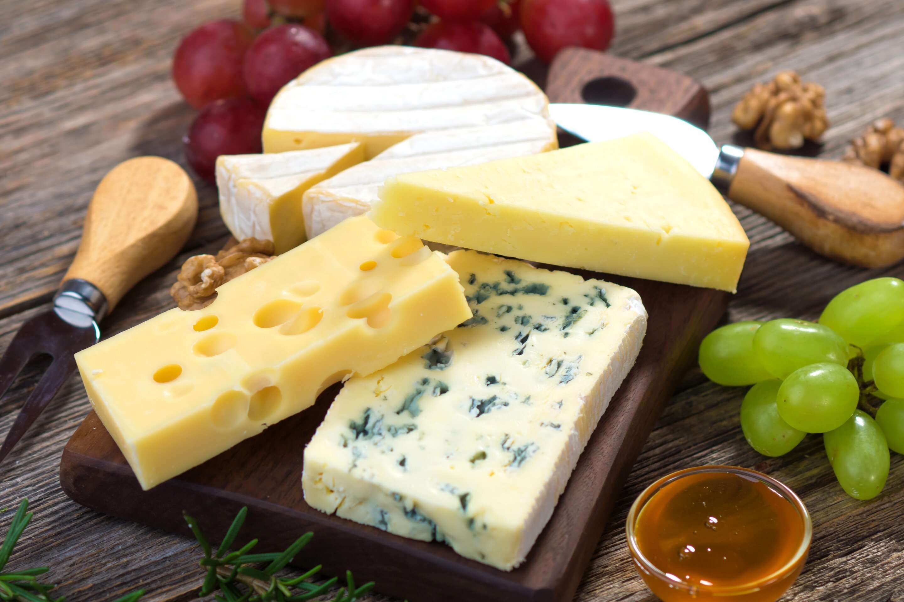 В российских магазинах сыр подорожал на 24 процента - новости Афанасий