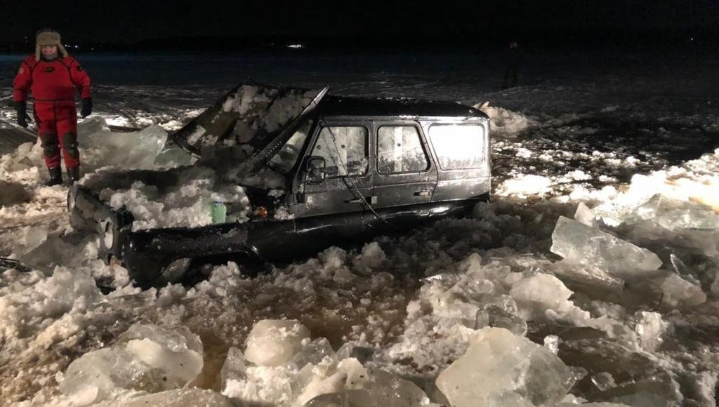 Внедорожник провалился под лед на водохранилище в Тверской области