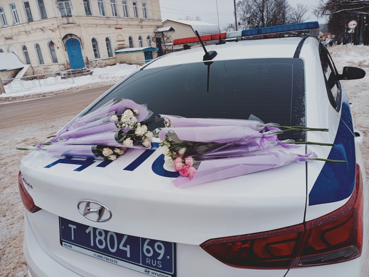 В Тверской области женщинам за рулем дарили цветы 