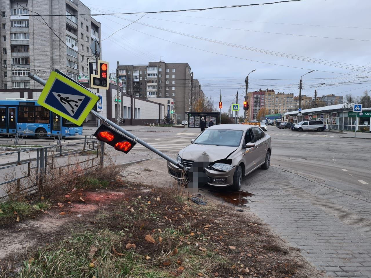 Пьяная женщина на автомобиле сбила светофор в Твери 