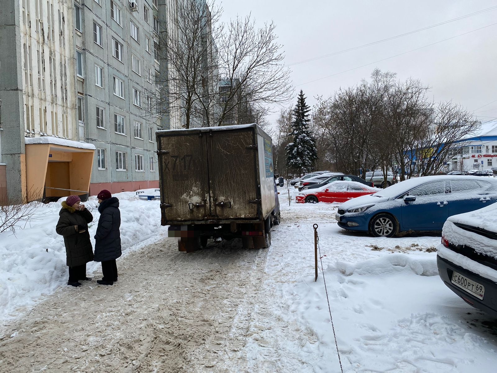 В «Южном» микрорайоне Твери грузовая Газель во дворе дома сбила женщину |  01.01.2022 | Тверь - БезФормата